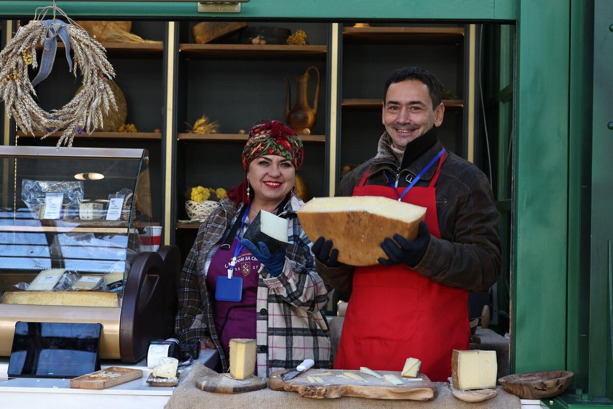 В руках у Алексея – половина головки "Бельбекского кристалла", а перед Татьяной – та самая "Корова на сене". @Елена Купцова