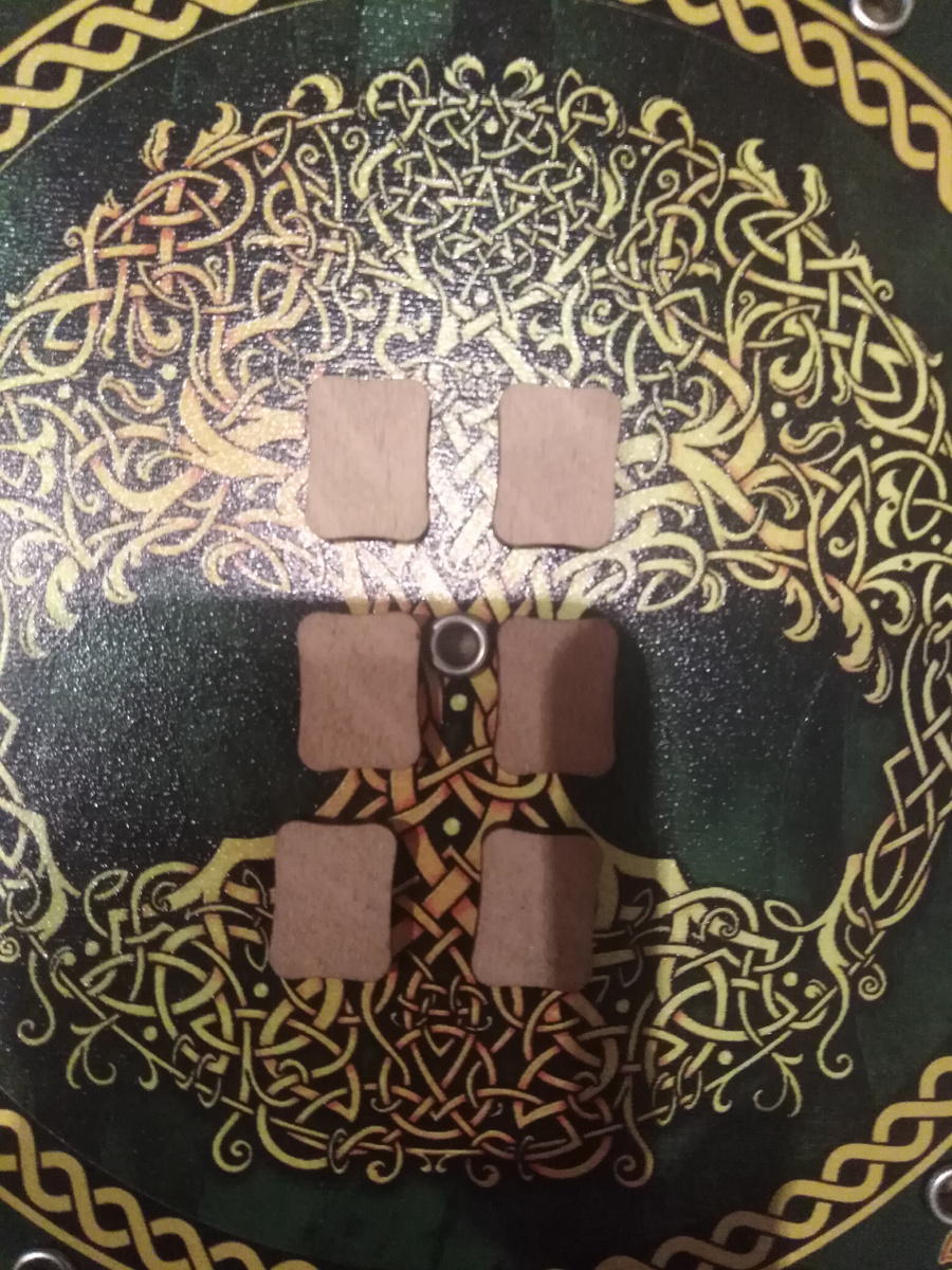 Фото 1. Выберите один из вариантов блиц - расклада. Смотреть горизонтальные ряды сверху вниз. В каждом ряду по 2 руны. Смотрим слева направо. Фото канала Таро Портал.