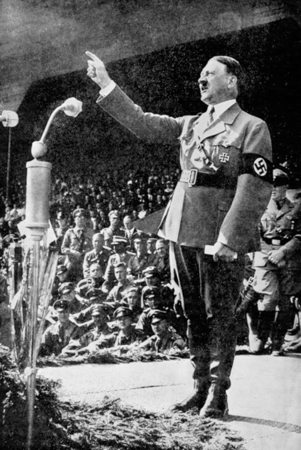 Адольф Гитлер. Немецкий диктатор Адольф Гитлер выступает на митинге, 1930-е годы.