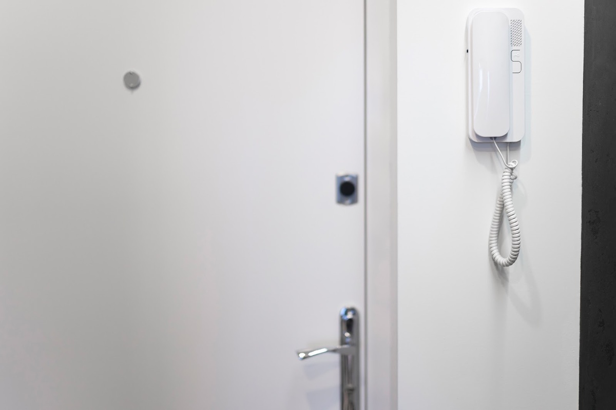 Классическое расположение домофона у входной двери