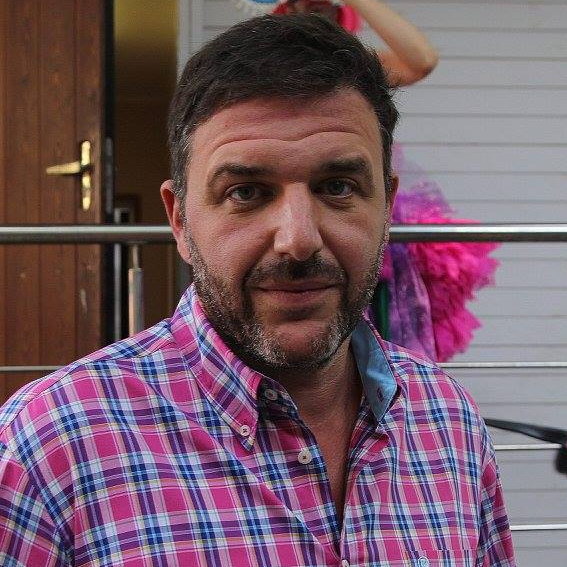     Максим Виторган передвигается на ходунках после операции