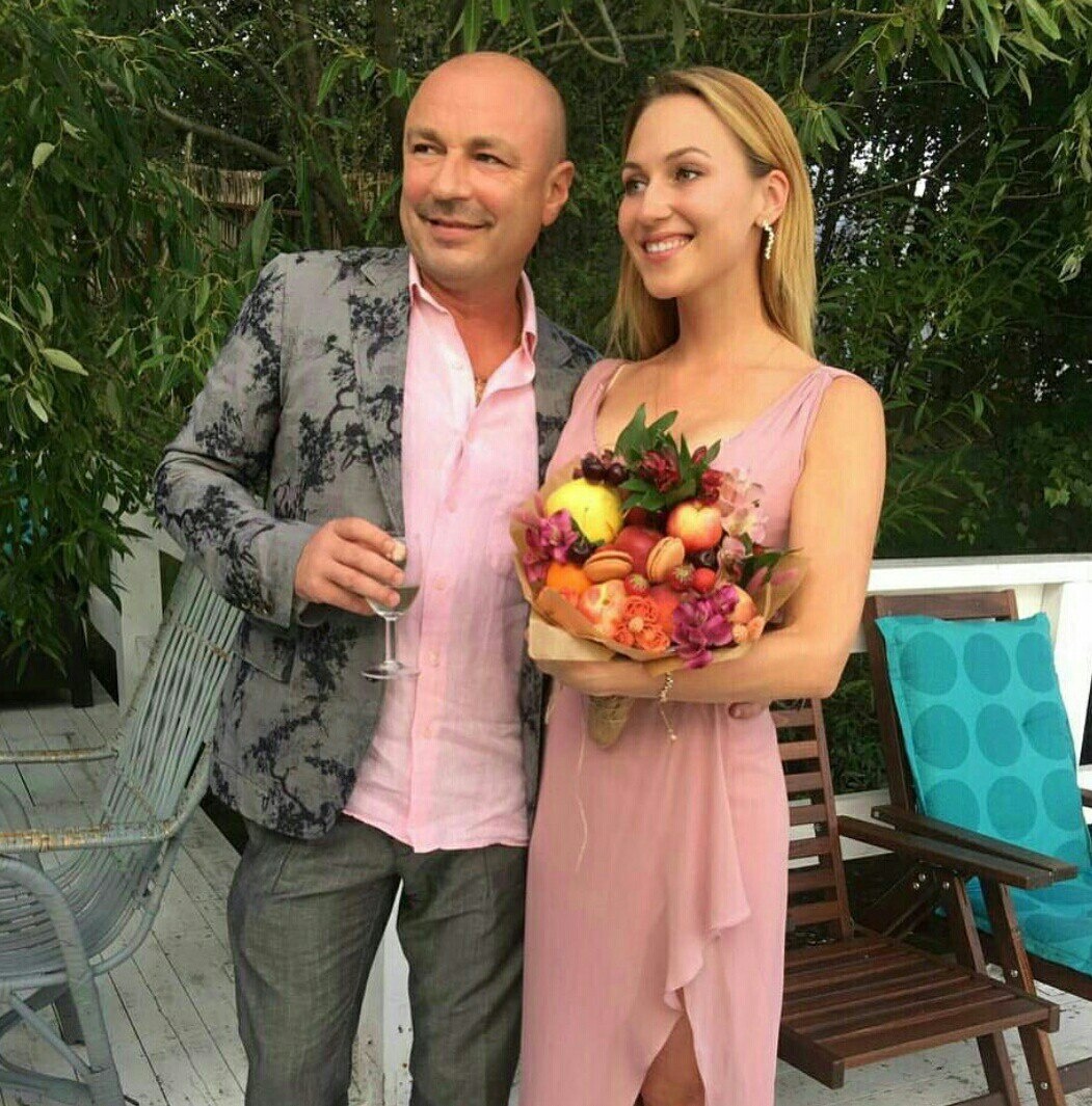 Пара расписалась только в 2018 году. И сделала это скромно, без лишнего шума. 