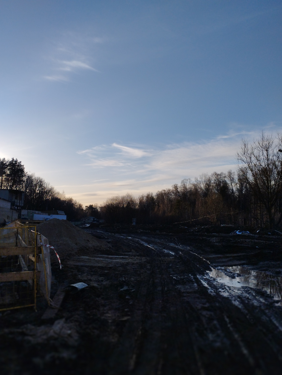 Эта стройка ныне едет в глубине национального парка "Лосинай остров" и если ее не остановить, то возможно ее продолжение на десятках гектарах на соседнем обьекте Миноброны в нацпарке