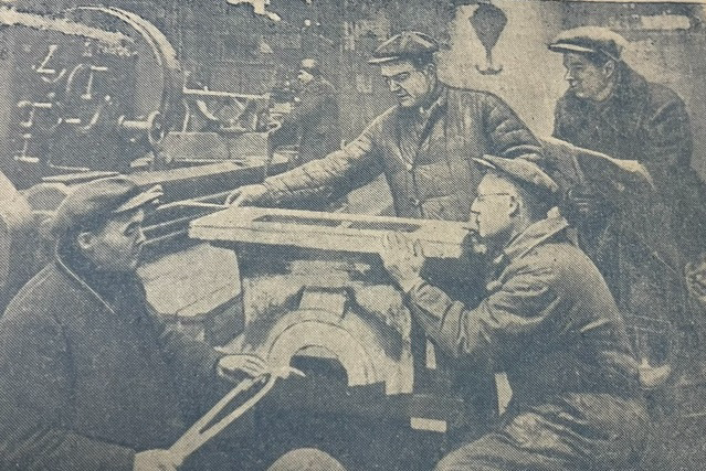 Из архива газеты «Балтиец» 25 апреля 1945 г. Стропальщики обсуждают, как ускорить обработку корпуса подшипника для криворожья.