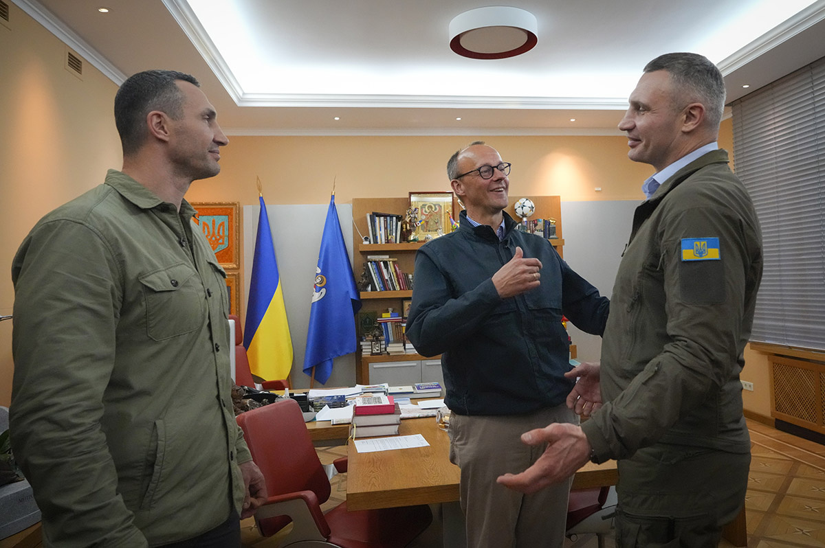 Сердечная встреча. Фридрих Мерц и братья Владимир (слева) и Виталий Кличко. Киев, 3 мая 2022. Efrem Lukatsky/AP/TASS