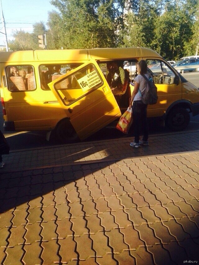 Вываливается раздвижная боковая дверь газели, возможно система идентична на других марках.