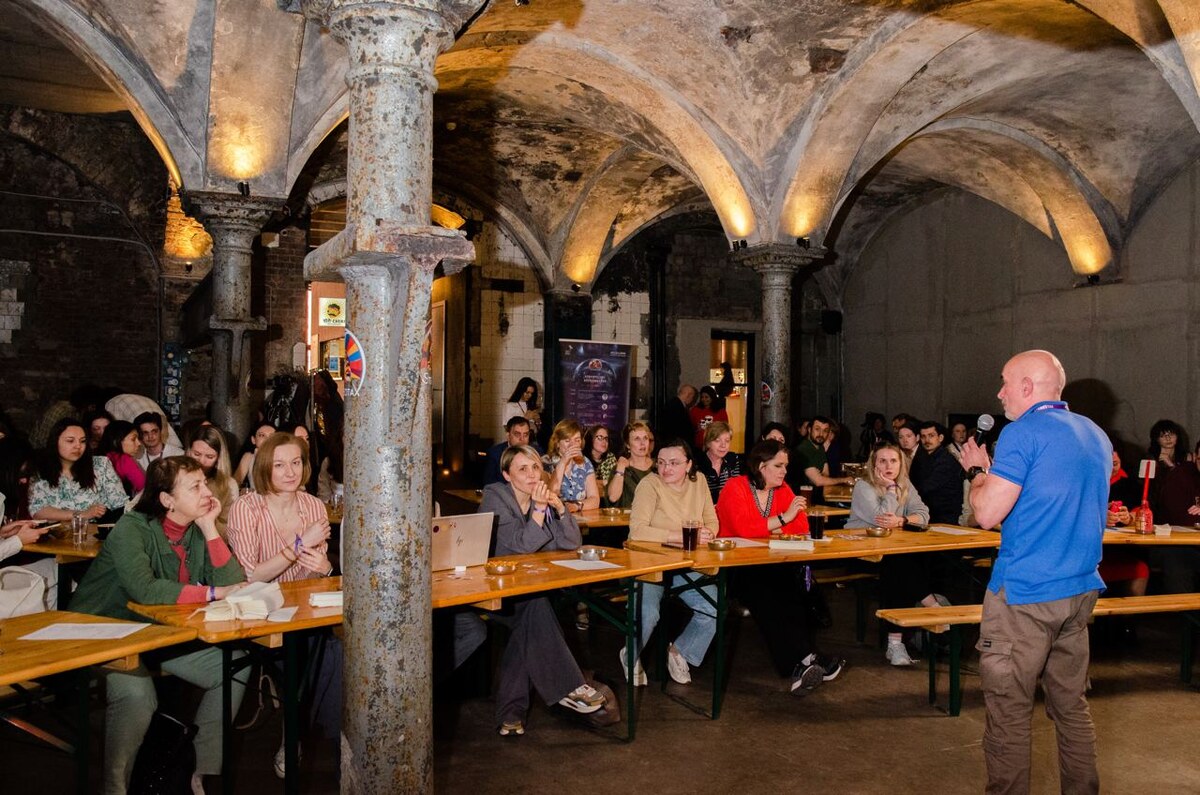 Атмосфера мероприятий StereotaX1-3 в пространстве AF Brew Taproom