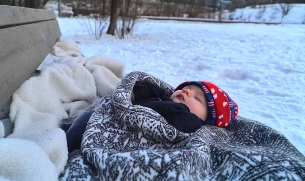 Малыш пролежал на лавочке почти всю ночь