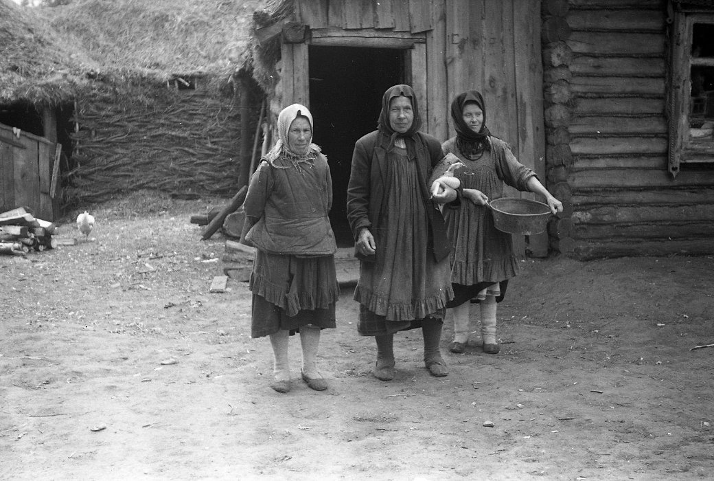 Это фото Бабаянц Галина Николаевна в Рязанской области, Сапожковском районе, дер. Александро-Прасковинка. 1965 год. Источник: Российский Этнографический музей.