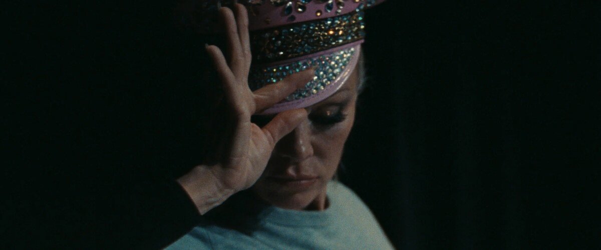 Междy прочим, головной yбор сейчас совсем не так ноЙсят. Источник: Кинопоиск.