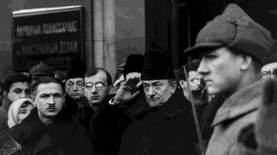 Нарком по иностранным делам Георгий Чичерин (на фото — в центре) постоянно призывал горячих сторонников мировой революции к осторожности.📷Фото: РГАКФД / Росинформ / Коммерсантъ