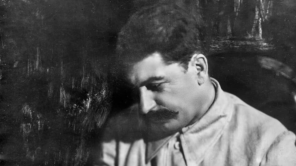 Ленин делал торжественные и громкие заявления о миролюбии советского правительства, одновременно поручая Сталину (на фото) тайно делать все наоборот.📷Фото: Наппельбаум Моисей / Фотоархив журнала «Огонёк»