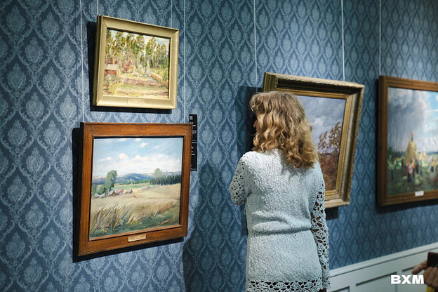    В Вятском художественном музее открылась выставка «Приближая Победу»