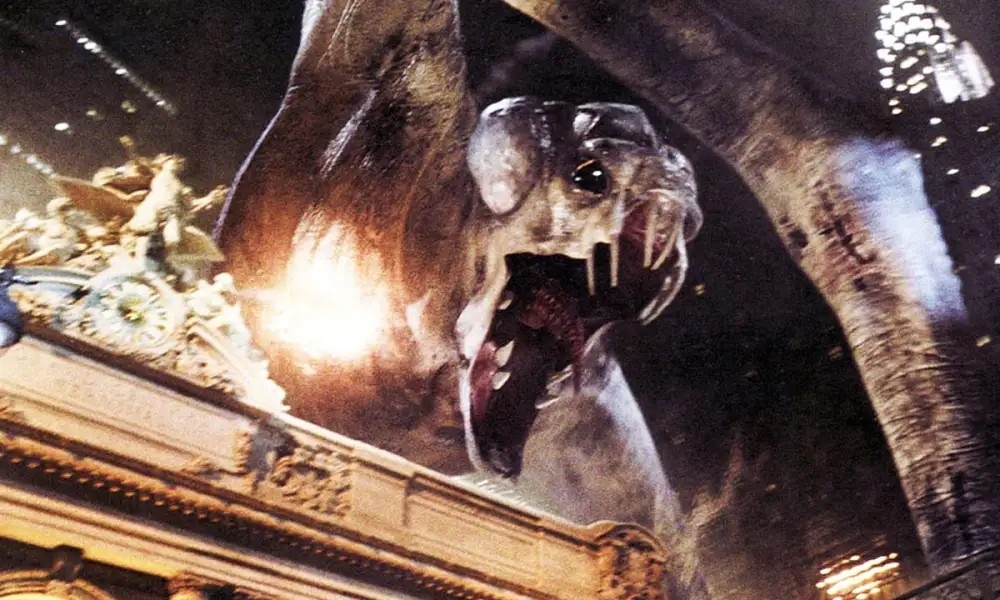 Оригинальная картина «Монстро» была снята с помощью ручной камеры, что передавало больший реализм происходящего в кадре