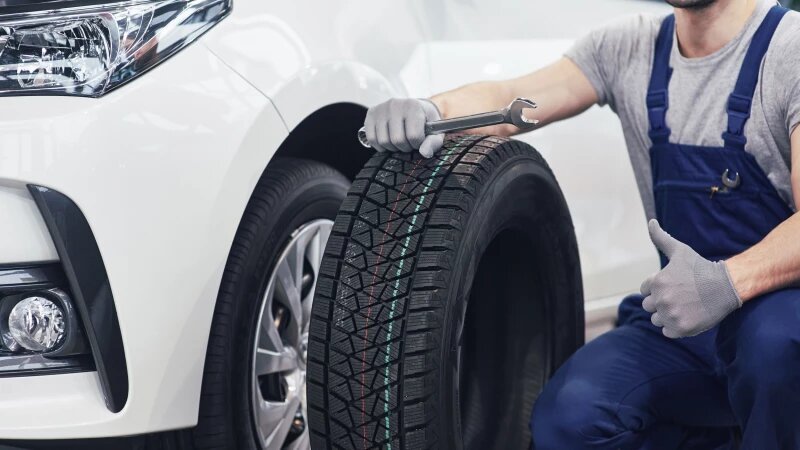     Механик собирается менять шины. Фото: ru.freepik.com, автор standret.