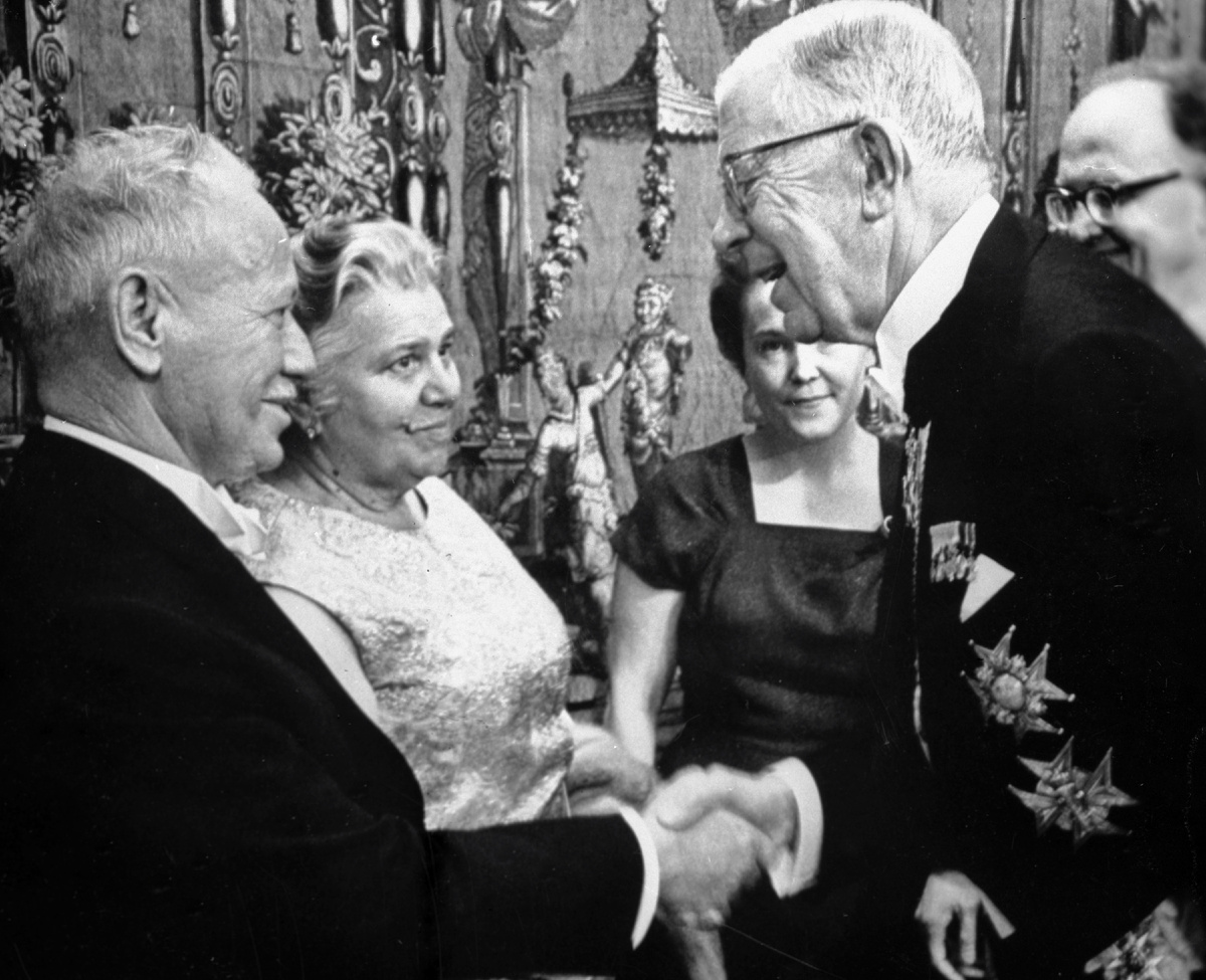 Фото РИА Новости: шведский король Густав Адольф (справа) поздравляет Михаила Шолохова с присуждением Нобелевской премии, 1965 год.

