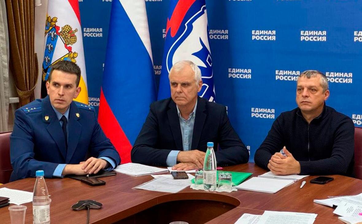    Юрий Дмитрюков (в центре) Фото: Администрация Суджанского района Георгий