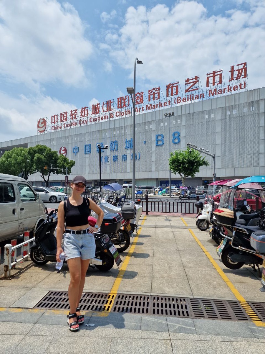 Одно из зданий с шоурумами магазинов ткани в Кечао.