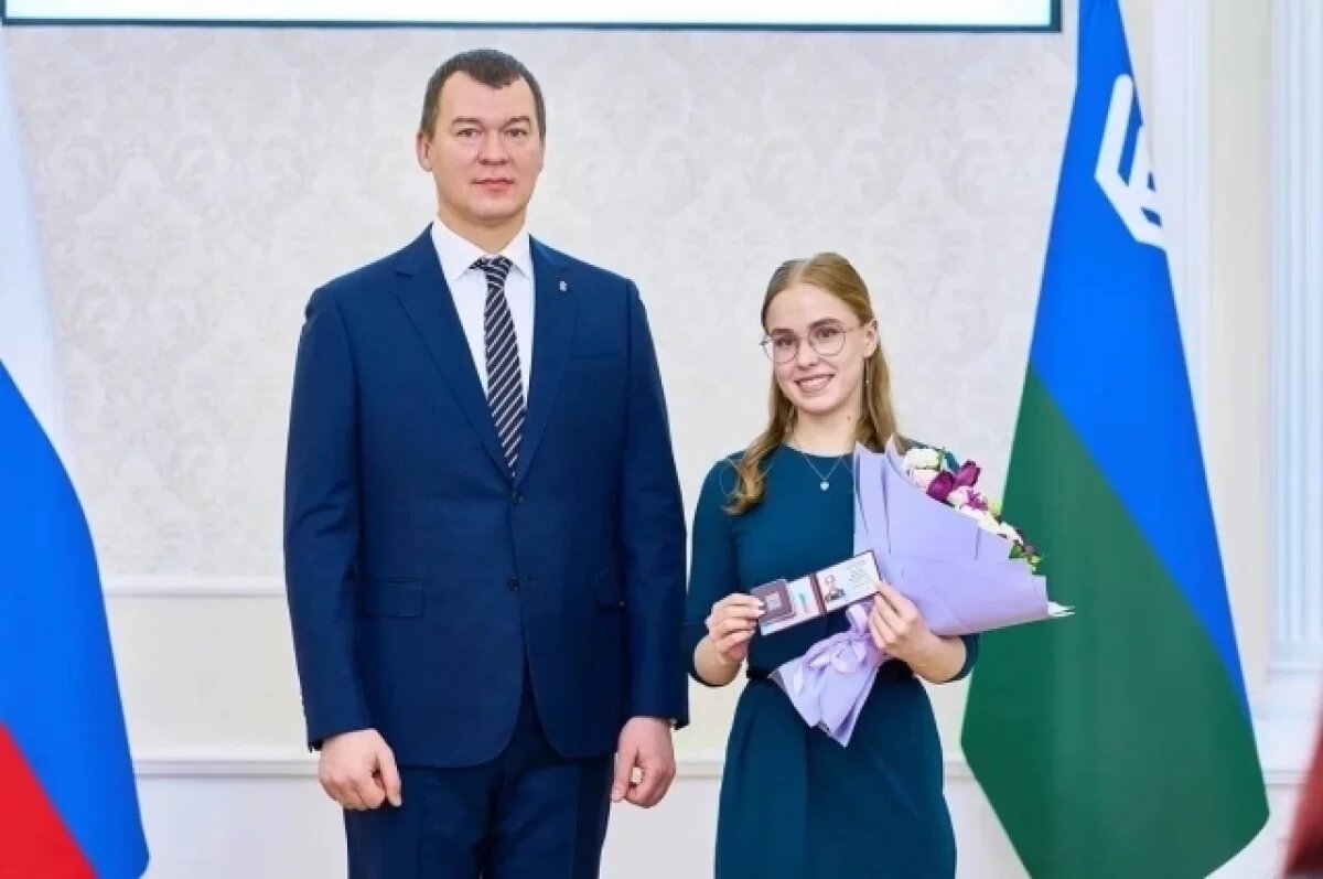    Югорским спортсменам и тренерам вручили почетные знаки и удостоверения к званиям.