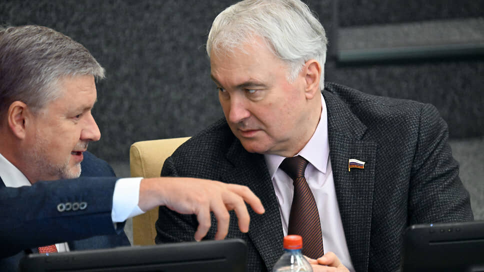 Депутат Георгий Карлов (слева) и Андрей Картаполов.📷Фото: Дмитрий Духанин / Коммерсантъ