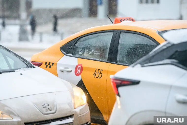 70% жителей ХМАО против работы мигрантов в такси и автобусах. Фото: Илья Московец © URA.RU