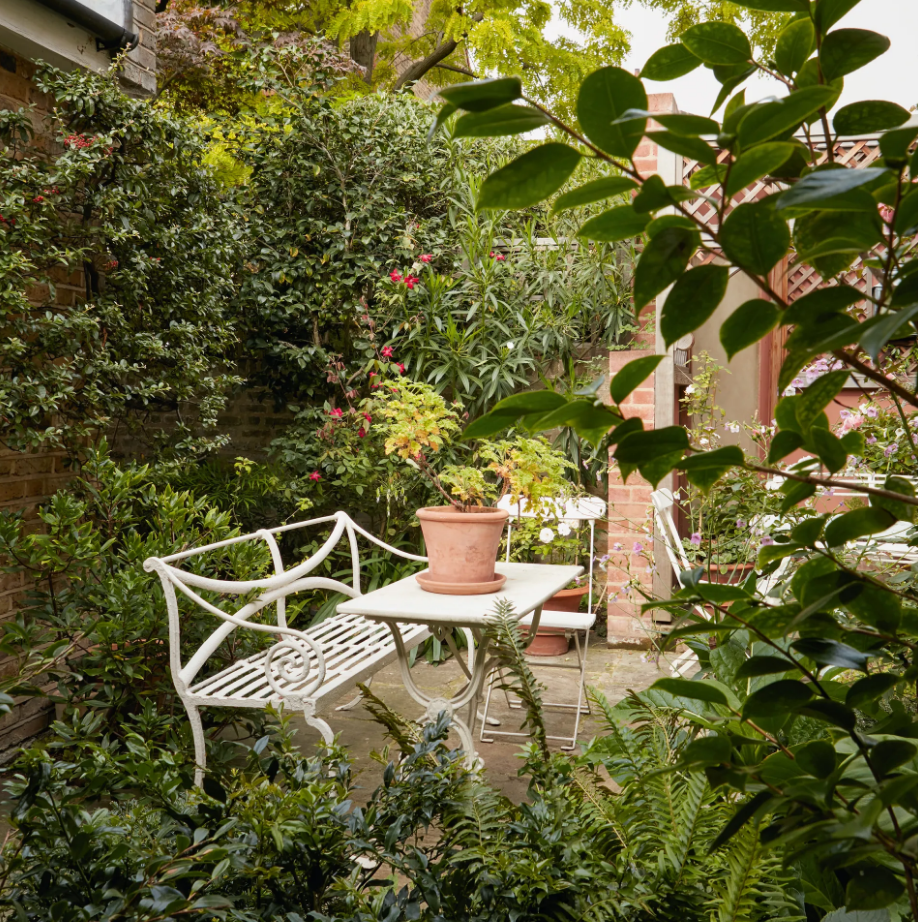 Уютное место в саду. Яндекс картинки.