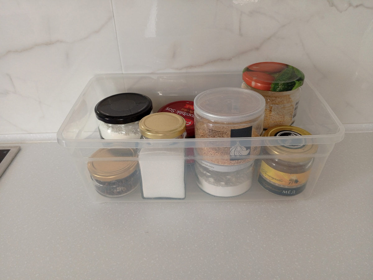 после минимизации осталось ещё вот столько банок. Тут сухой укроп и чеснок, крахмал, лимонная кислота, куркума, гвоздика и т.д. и т.п.