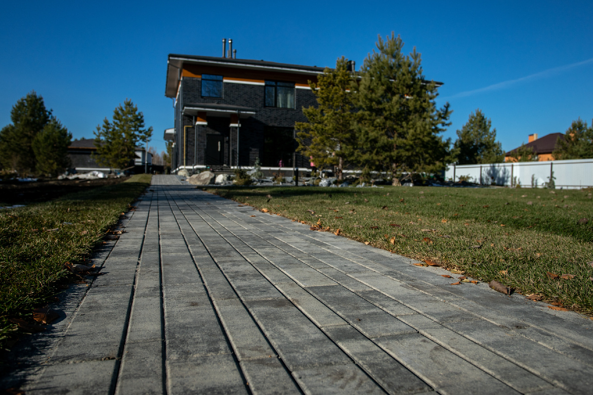 Благоустройство дорожек в саду. На фото тротуарная плитка Поревит форма Ригель, цвет Антрацит