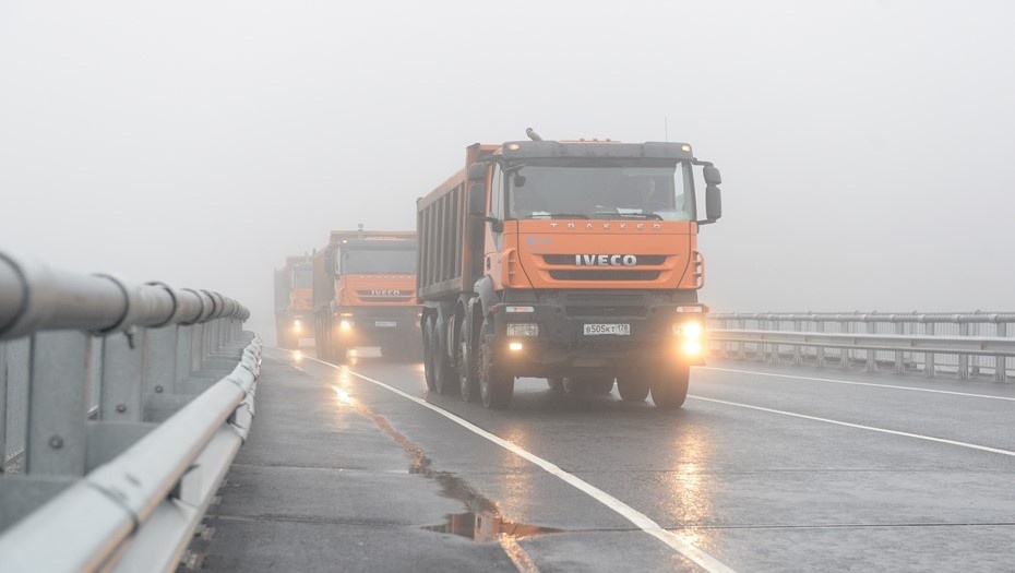    Грузовики на мосту в Выборгском районе Ленобласти. Автор фото: Сергей Вдовин / "Деловой Петербург"