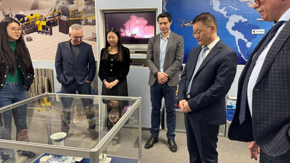 Ло Шисюн (пятый на фото).📷Фото: Департамент информационной политики Свердловской области