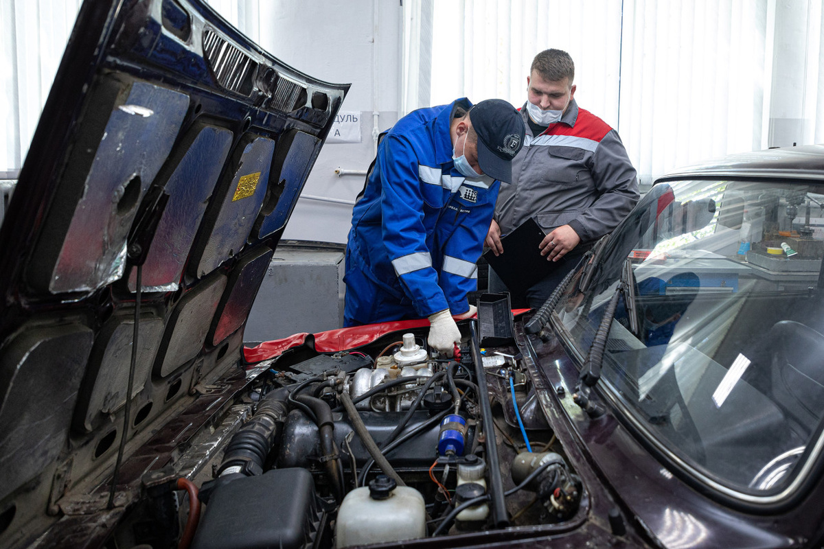    Демонстрационный экзамен по ремонту и обслуживанию легковых автомобилей. Фото: "Республика" / Леонид Николаев
