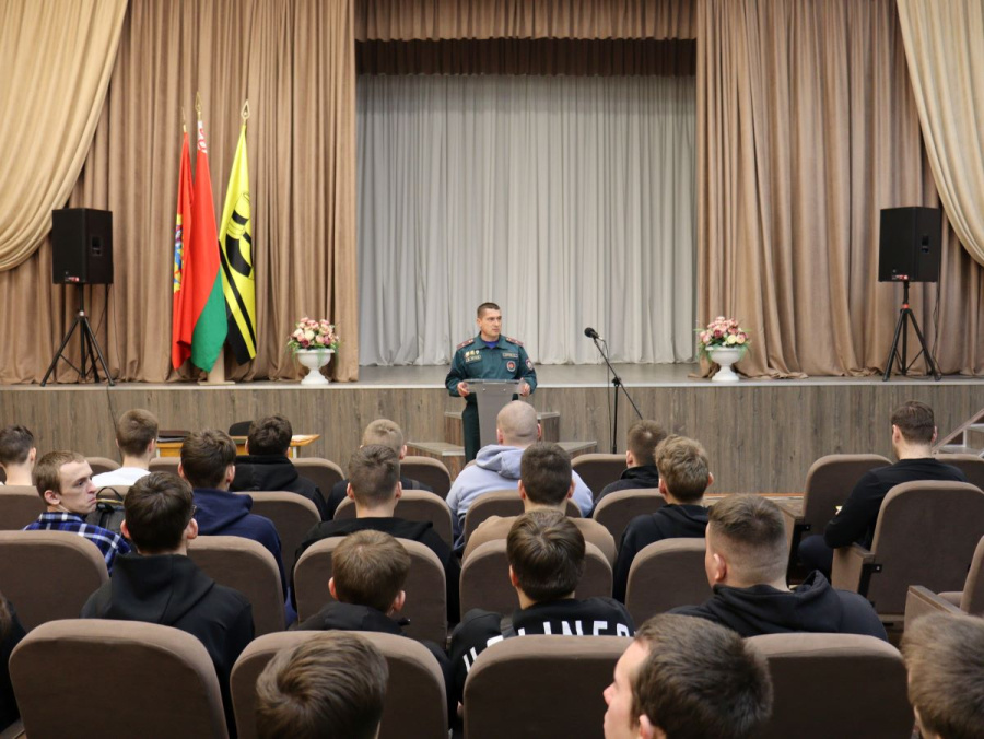     Профориентация в действии: в Копыльском районе проходит акция "Месячник комплектования"