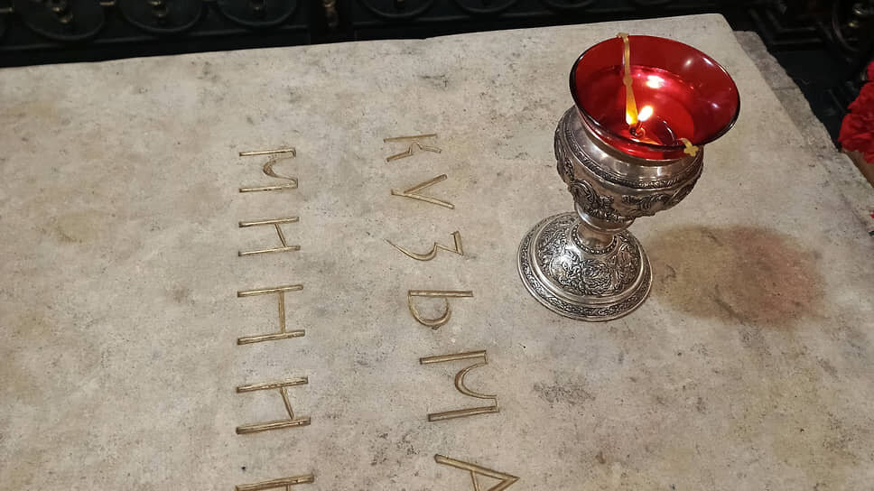 Лампада с частицей Вечного огня в Михайло-Архангельском соборе.📷Фото: Андрей Репин / Коммерсантъ