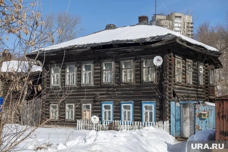 Самые дешевые квартиры продают в деревянных домах. Фото: Сергей Русанов © URA.RU