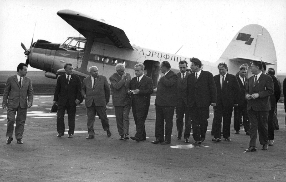 На переднем плане слева направо: 1. Вольский Аркадий Иванович - заведующий сектором отдела машиностроения ЦК КПСС. 2. … 3. Тарасов Александр Михайлович - министр автомобильной промышленности СССР. 4. Непорожний Пётр Степанович – министр энергетики и электрификации СССР (1965-1985). 5. Кириленко Андрей Павлович. 6. … 7. Васильев Лев Борисович – генеральный директор КАМАЗа. 8. … 9. Шалкин Михаил Васильевич - председатель Набережночелнинского исполкома городского Совета народных депутатов (1969-1974). 10. …