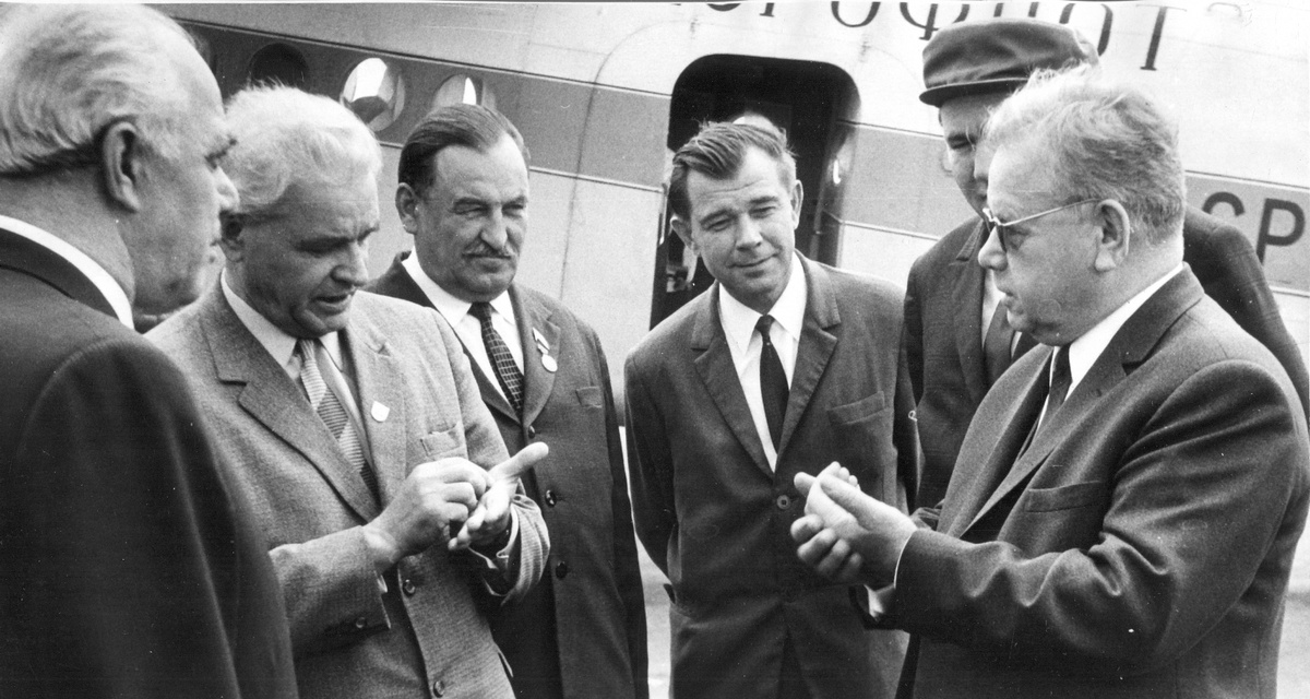 Слева направо: 1. … 2. Непорожний Пётр Степанович – министр энергетики и электрификации СССР (1965-1985). 3. … 4. Троицкий Михаил Трофимович – секретарь Татарского обкома КПСС. 5. Табеев Фикрят Ахмеджанович – первый секретарь Татарского обкома КПСС. 6. Кириленко Андрей Павлович.