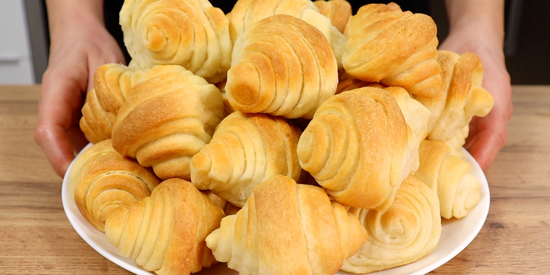 Пеку мини-круассаны. Чем лучше заменить сахар в тесте, как увеличить срок хранения выпечки и сделать слоистую текстуру