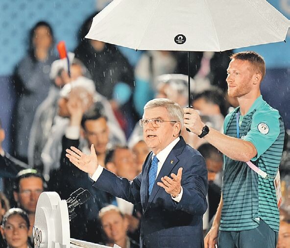 Каким бы зонтиком Бах ни прикрывался, от той гадости, в которую он окунул олимпийское движение, ему не спрятаться. Фото: AP/TASS