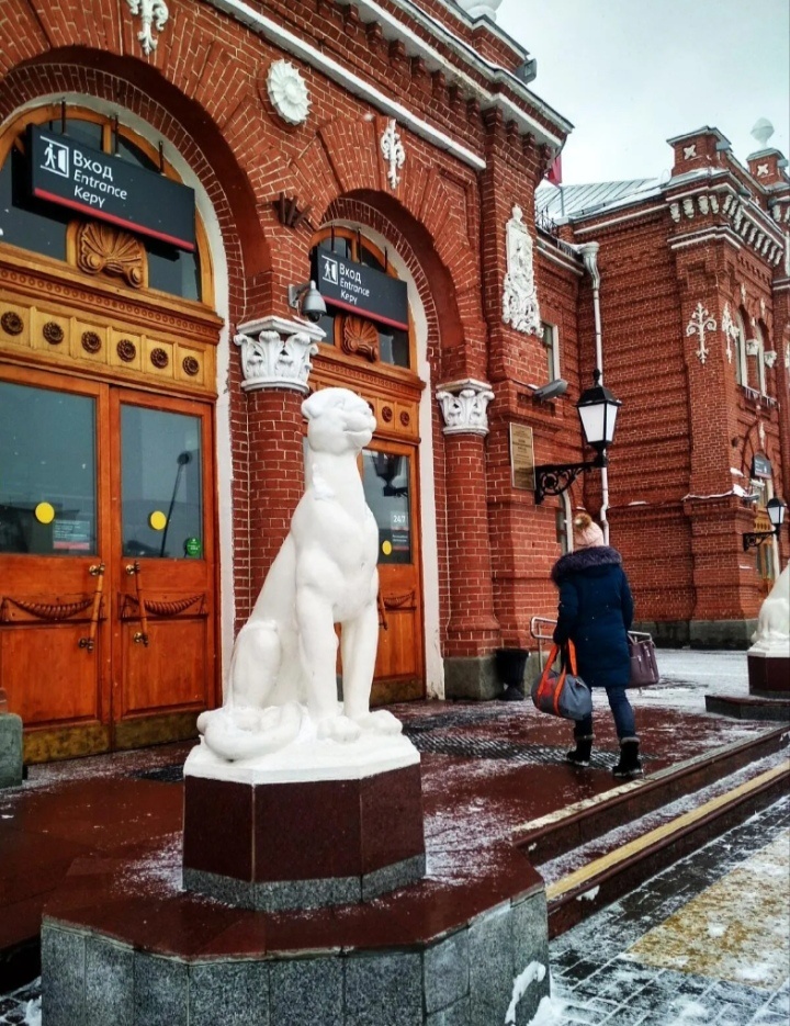 Вокзал Казань-1. Обратите внимание на этого милого дракона. Драконы, а также замечательные котики, в Казани будут встречать вам повсюду. О них читайте далее в моей статье