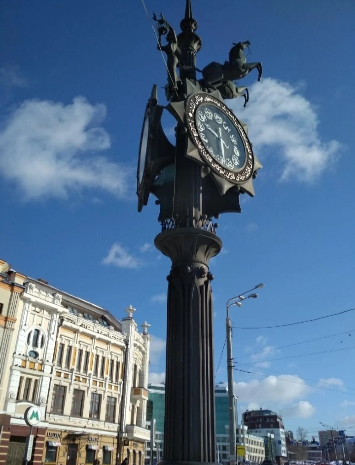 Часы влюбленных в самом начале улицы. Место встреч местных жителей