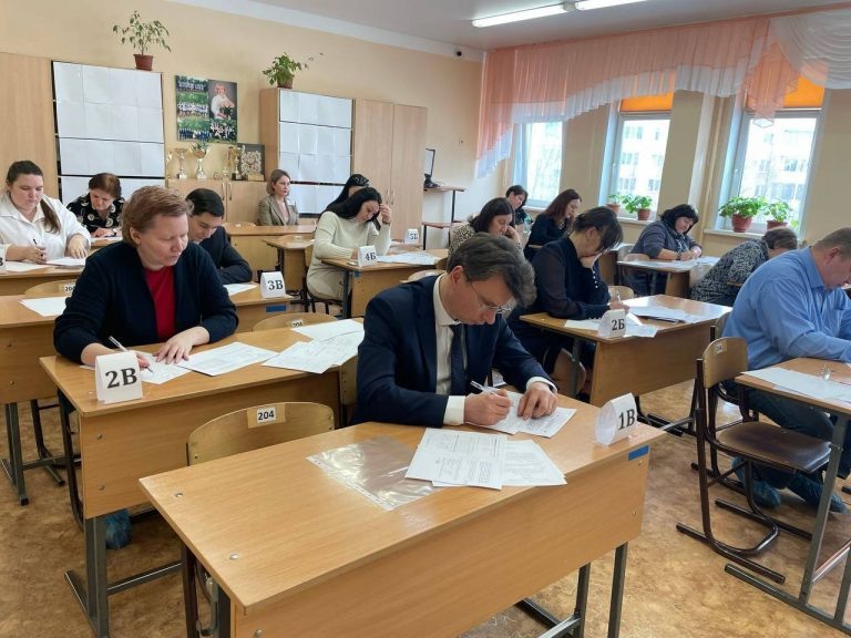    Министр образования Оренбуржья сдал ЕГЭ вместе с родителями выпускников Оренбуржье