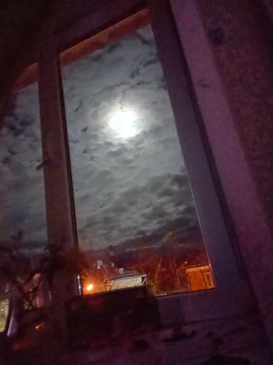 Луна из окна.