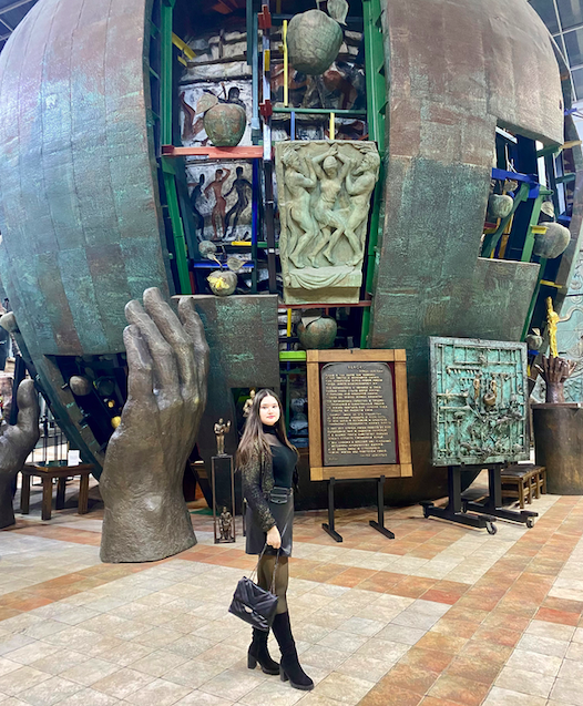 То самое "Яблоко любви" З. Церетели в галерее искусств в Москве