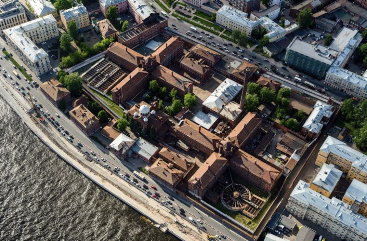 Два пятиэтажных корпуса, крестообразных в плане, их форма и определила название. В «Крестах» содержались уголовные преступники и политические заключенные. Среди наиболее известных узников были народовольцы, Лев Троцкий, Анатолий Луначарский.