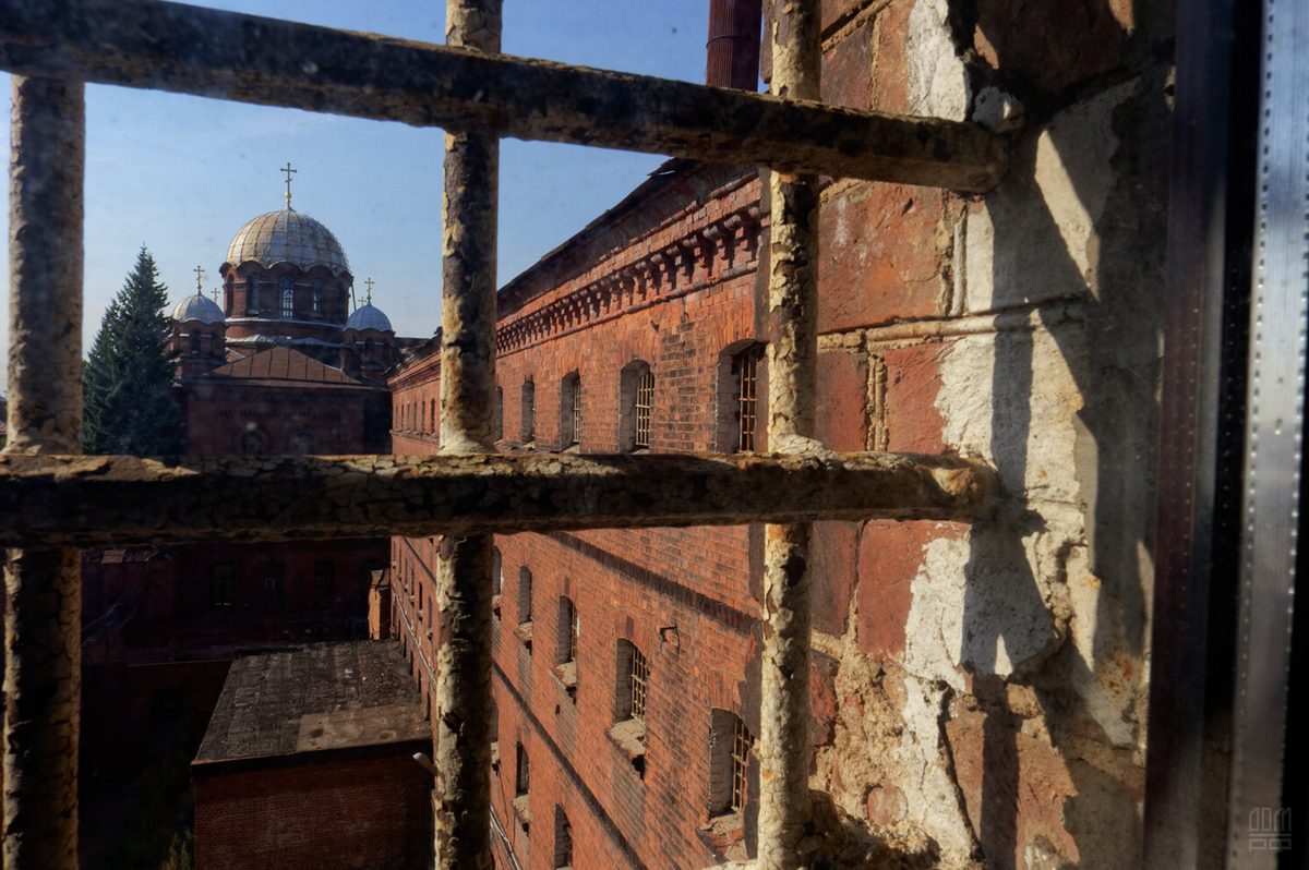 В тюрьме было электричество, система автономного водоснабжения, принудительная вентиляция и водяное отопление. Строительство тюрьмы было закончено в 1892 году. Изначально «Кресты» были рассчитаны на содержание порядка 1000 человек в одиночных камерах.