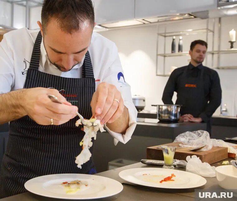 Рестораторы из ХМАО презентуют сосьвинскую селедку на арктическом гастрофестивале. Фото: Александр Мамаев © URA.RU