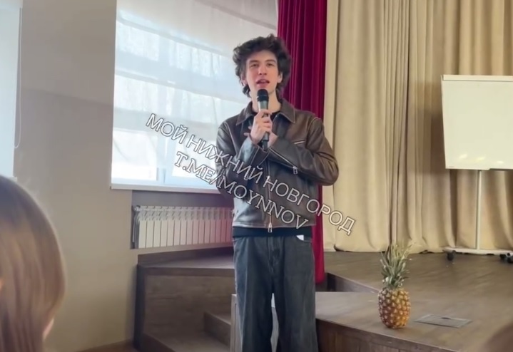    Артист выступил перед школьниками