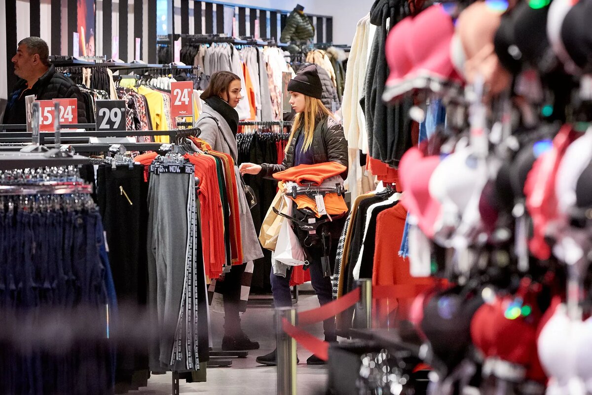 Девушки покупают одежду © Sputnik / Alexander Imedashvili