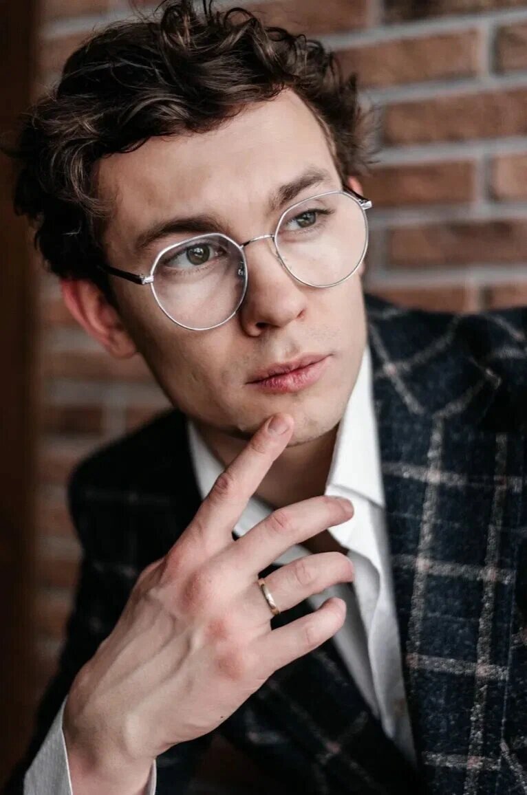 Никита Кологривый. Известен по ролям в трилогии об Остапе Бендере режиссёра Игоря Зайцева, Левиса в сериале «Оффлайн», Геры в сериале «Два холма», Емели в фильме «По щучьему велению» и Кащея в сериале «Слово пацана. Кровь на асфальте, Царевна лягушка». Фото из доступных источников интернета.