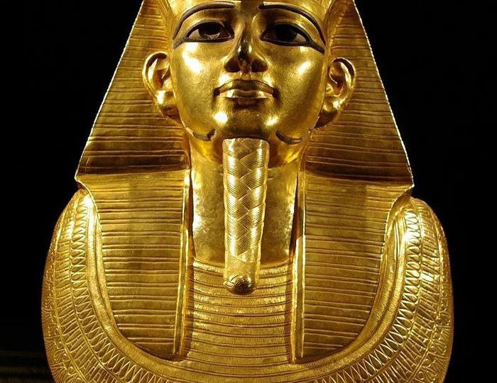 «Его слава могуча, страх его - в стране, ужас его - в землях ханнебу, две части Хора и Сета - под его властью»